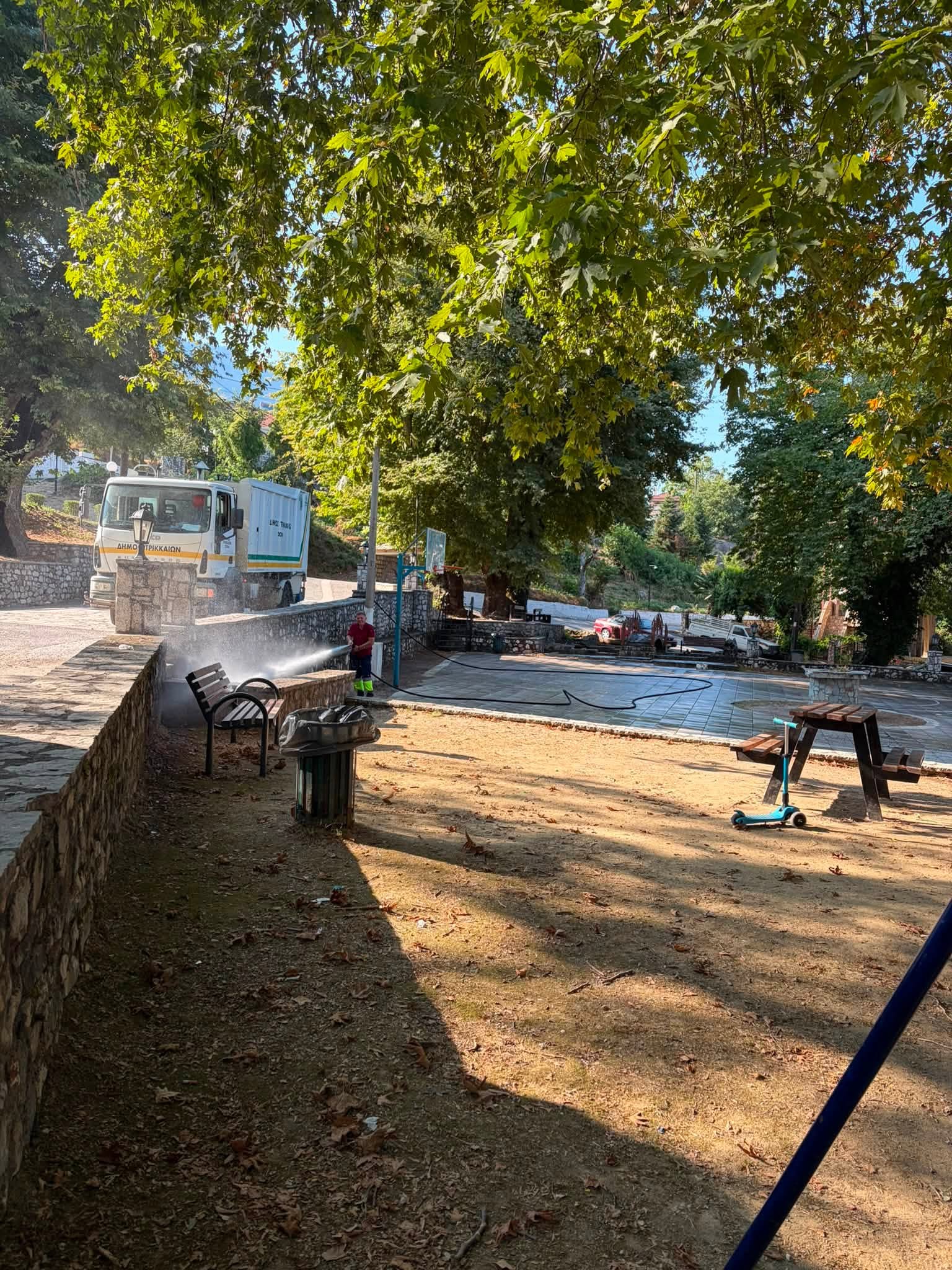 Καθαρισμός της πλατείας