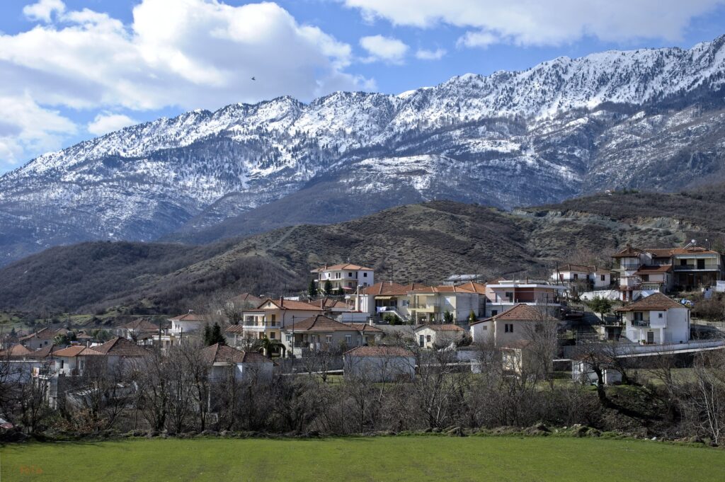 Πρόδρομος Τρικάλων με θέα στα γύρω βουνά