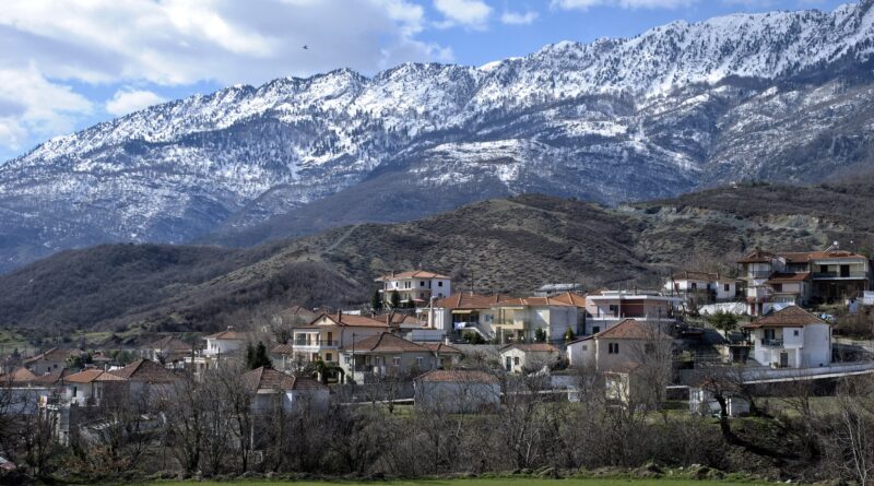 Πρόδρομος Τρικάλων με θέα στα γύρω βουνά